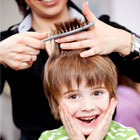 Kinder im Kindergarten Haare schneiden.